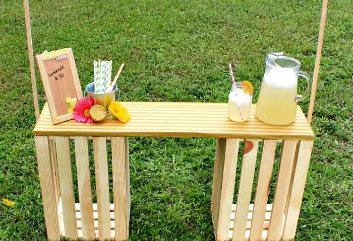 DIY Lemonade Stand Made Out of Pallets