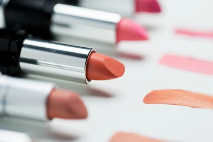 Choosing the Right Lipstick Color for the Season