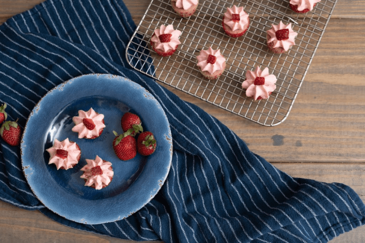 Mini Strawberry Cheesecake Cupcakes