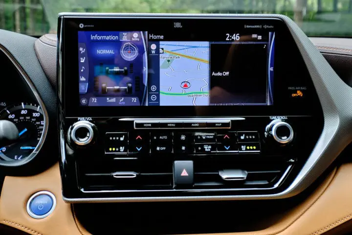 2020 Toyota Highlander Hybrid Platinum center touch screen