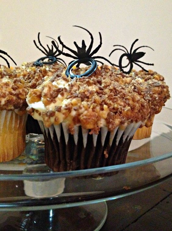 Halloween Spider Crunchy Snickers Cupcakes