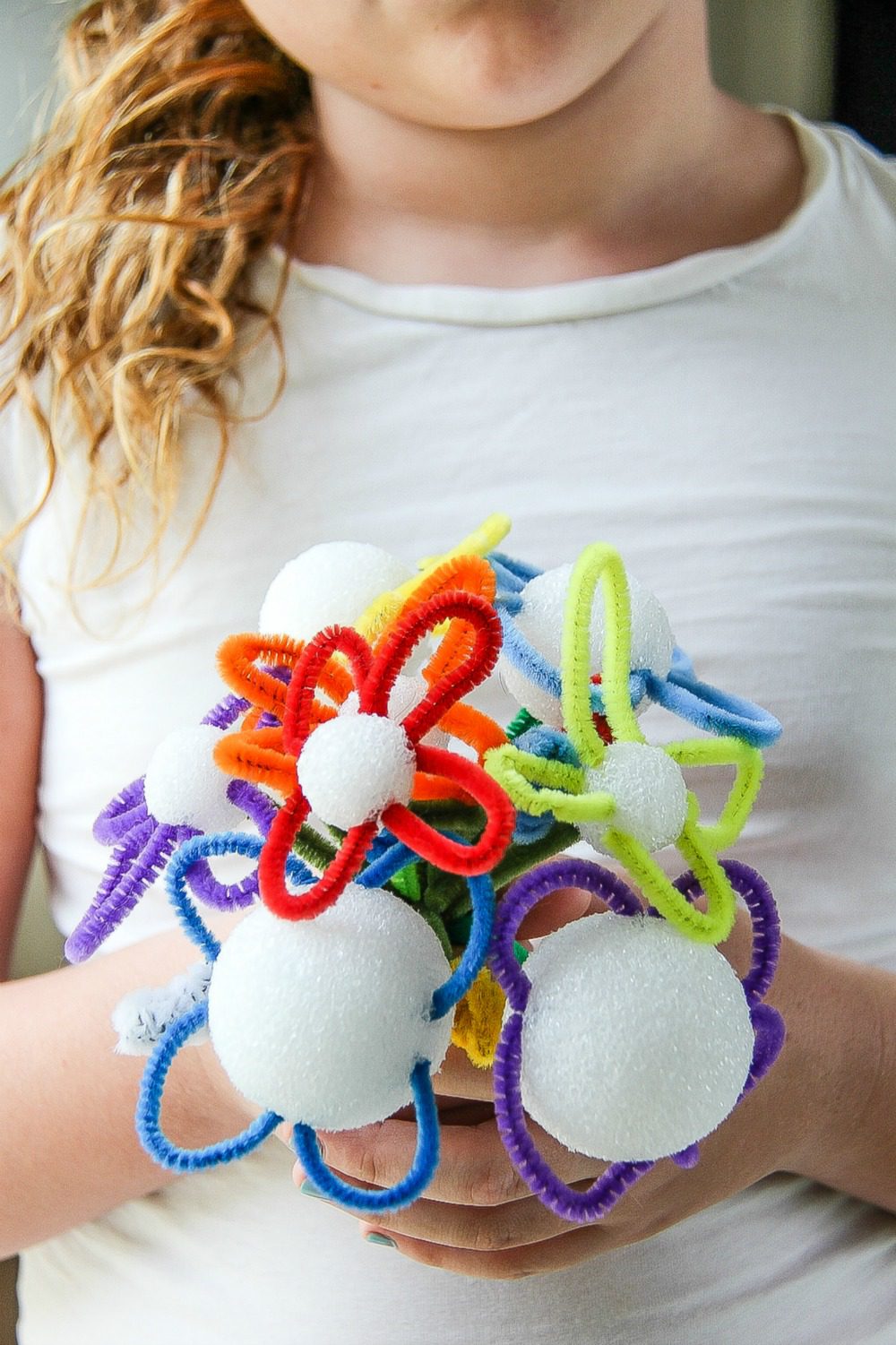 Kids Crafts: How to make spring flowers using pipe cleaners and foam balls. 