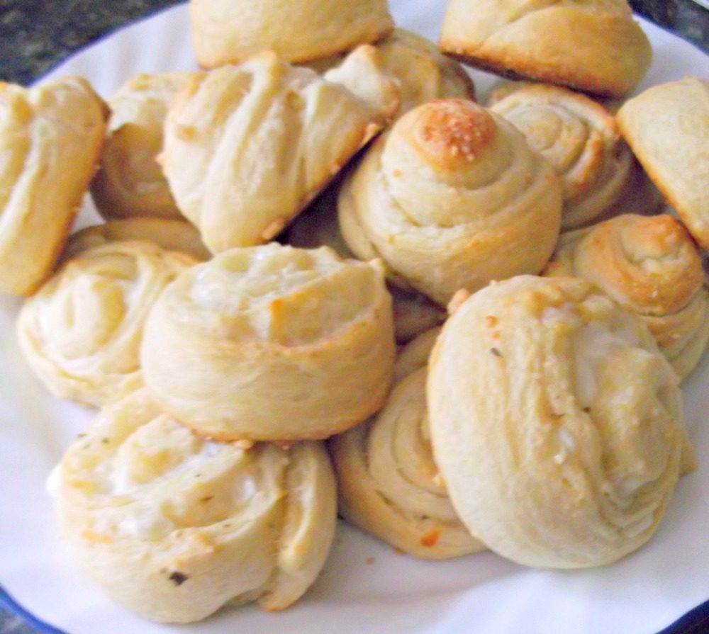 Garlic Cheese Rolls Amanda's Cookin' Biscuits & Rolls