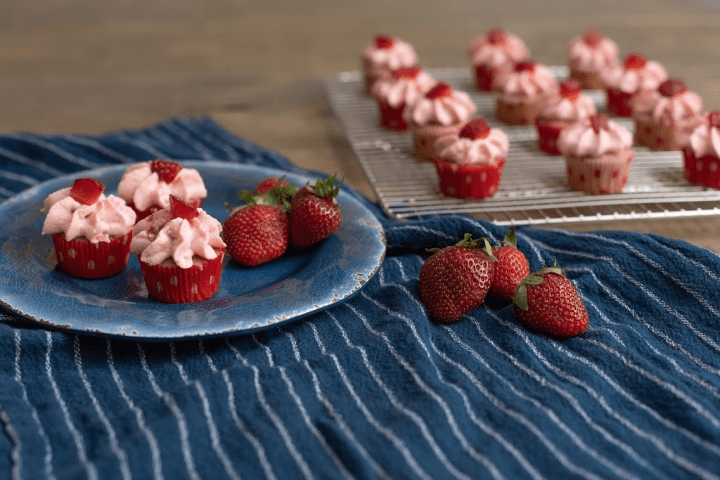 Mini Strawberry Cheesecake Cupcakes