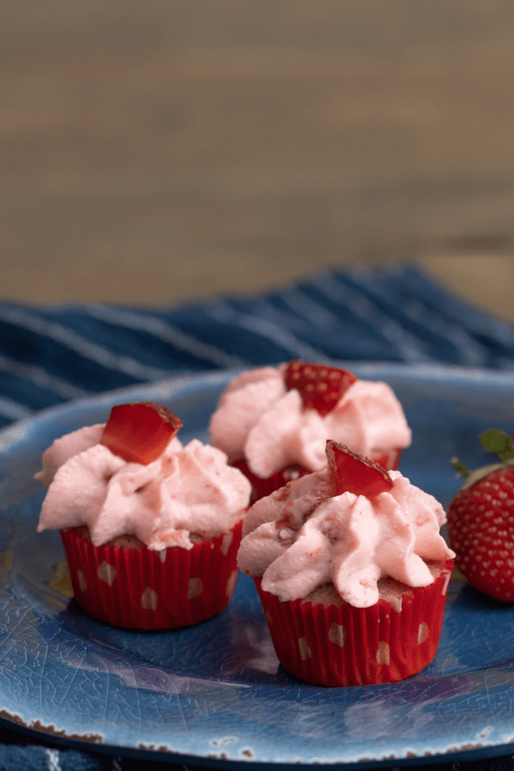 Mini Strawberry Cheesecake Cupcakes