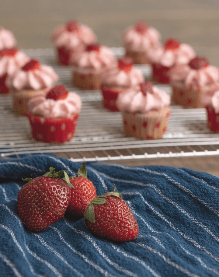 Mini Strawberry Cheesecake Cupcakes