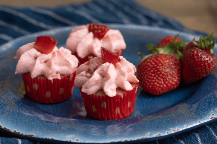 Mini Strawberry Cheesecake Cupcakes