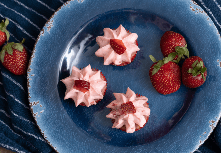 Mini Strawberry Cheesecake Cupcakes