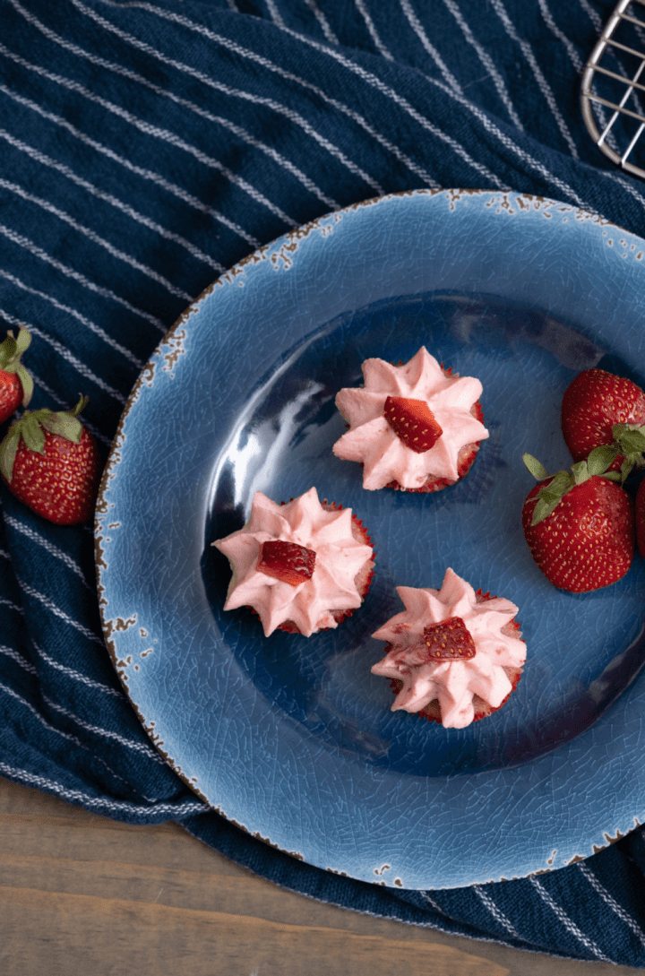 Mini Strawberry Cheesecake Cupcakes