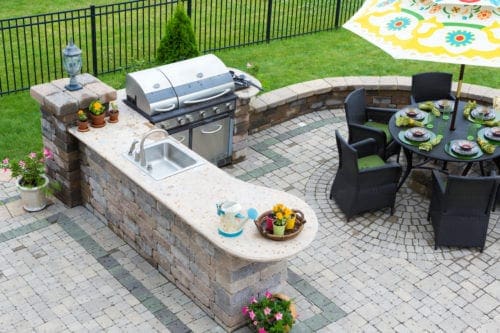 5 Essential Outdoor Kitchen Components