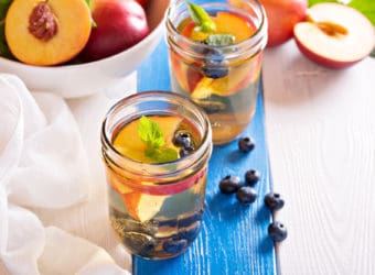 Green iced tea with nectarines and blueberries